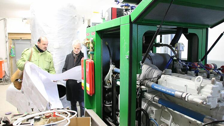 Alleine die technischen Pläne für den Betrieb des Gas-Blockheizkraftwerkes füllen riesige Pläne. Foto: Ralf Ruppert