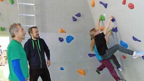 Unter Aufsicht kraxeln die Kleinen an der Wand.