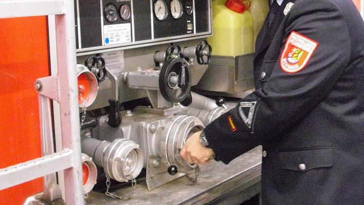 Patrick Sorger von der Feuerwehr Neuhaus wirbt für eine mobile Pumpe. Foto: Filiz Mailhammer