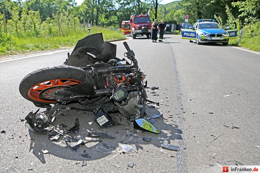 Kreis Bamberg: 17-jähriger Motorradfahrer fährt auf Traktor auf und wird schwer verletzt