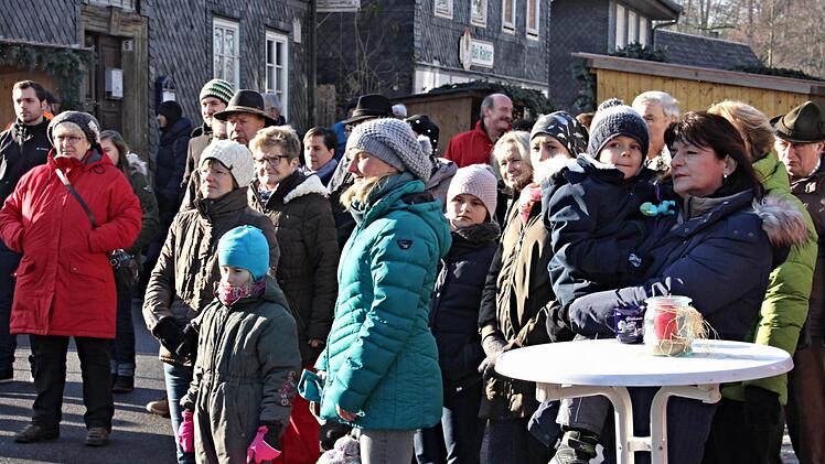 Einige Besucher waren gekommen, um den Worten des Bürgermeisters bei der Eröffnung des 17. Weihnachtsmarktes in Untermerzbach zu lauschen.Helmut Will