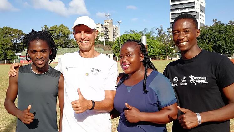 Peter Müller (2.v.l.) im Kreis der  Top-Athleten Mosambiks (v.l.): 800-Meter-Läufer Mamba, Kugelstoßerin Salome und Creve, der die 400 Meter in unter  47 Sekunden läuft.