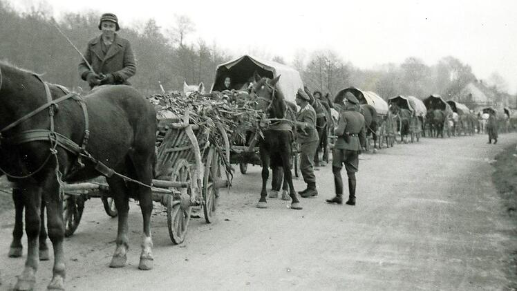 Gegen Ende des Zweiten Weltkriegs mussten Millionen von Menschen ihre Heimat in Ost- und S&uuml;dosteuropa verlassen und fl&uuml;chteten nach Deutschland, wie hier eine Gruppe Donauschwaben aus dem damaligen Jugoslawien. Foto: Donauschw&auml;bisches Zentralmuseum