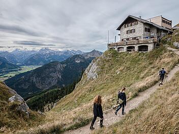 Die Kissinger H&uuml;tte ist ein beliebtes Wanderziel in den Allg&auml;uer Alpen.  Foto: Nicolas Armer/dpa