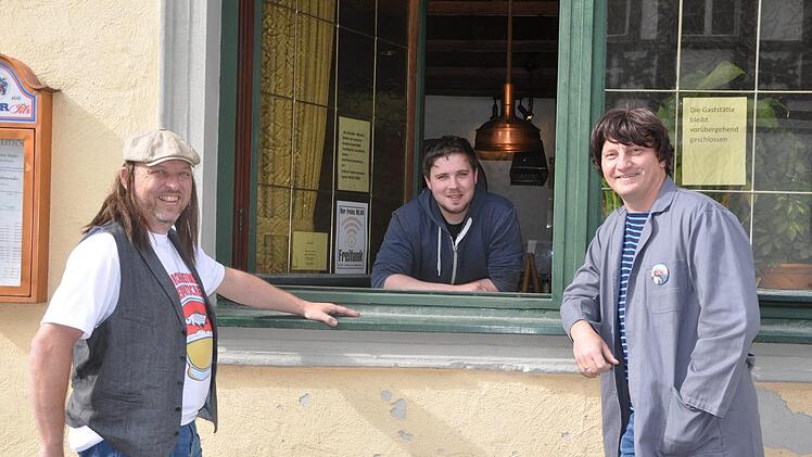 Da hilft kein Betteln: Auch für "Die Nederbierpatscher" um Klaus Fietzeck (links) und Marco Bauer bleibt die Tür zum Biertempel von Wirt Rafael Thiermeyer zu. Fotos: Leo Hühnlein