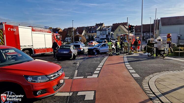Bamberg: "Schadensträchtiger" Unfall mit Rad- und Autofahrern an Löwenbrücke - vier Personen verletzt