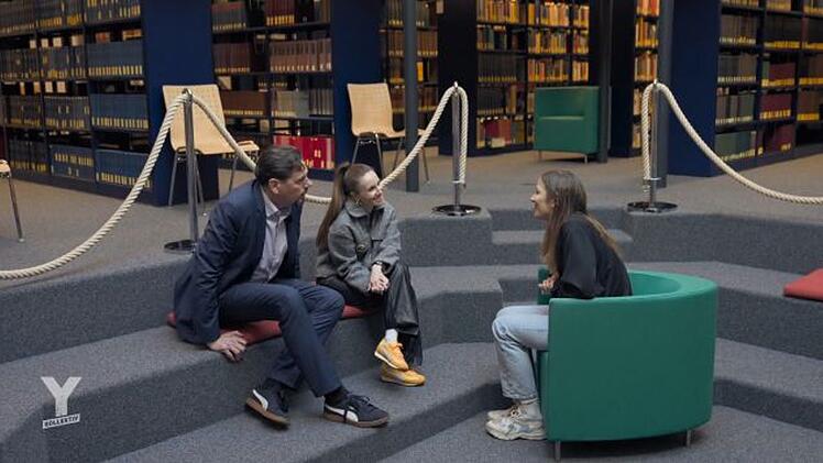 Thomas Jacobsen und Selina Maria Weiler (Mitte) forschen zu Körpermodifikation und Suspensions und erklären Reporterin von der Groeben die Hintergründe.