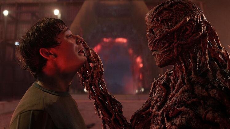 Das Monster fackelt nicht lange: Vecna (Jamie Campbell Bower) bringt Will Byers (Noah Schnapp) erneut in seine Gewalt.