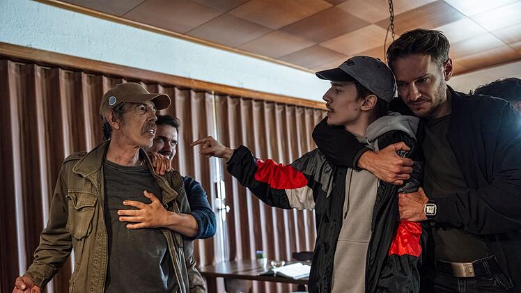 Das Dorf Hohenweiler an der franz&ouml;sischen Grenze ist bestimmt vom Hass zwischen zwei Familien. Hauptkommissar Leo H&ouml;lzer (Vladimir Burlakov, rechts) hat gro&szlig;e M&uuml;he, Peter Feidt (Albert Lichtenstern, zweiter von rechts) und Jochen Louis (Gode Benedix) auseinanderzuhalten.