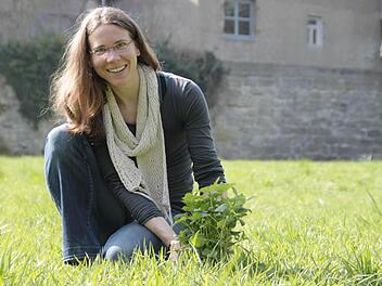 Mitten in der Stadt mit bloßen Händen in der Erde wühlen: Ulrike Eichler weiß, dass Gärteln die Lebensqualität steigern kann.  Foto: Sarah Dann