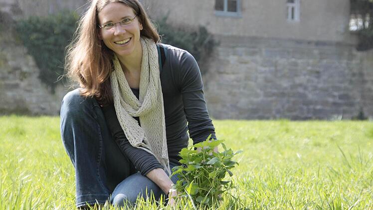 Mitten in der Stadt mit bloßen Händen in der Erde wühlen: Ulrike Eichler weiß, dass Gärteln die Lebensqualität steigern kann.  Foto: Sarah Dann