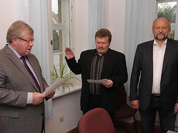 Bürgermeister Ochs (l.) vereidigt unter den Augen seines Stellvertreters Fritz Strian (r.) den neuen Gemeinderat Reinhard Spörl. Foto: Galster