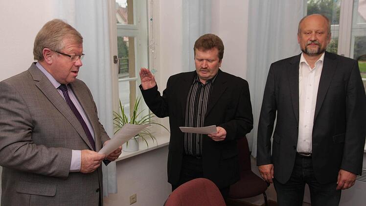 Bürgermeister Ochs (l.) vereidigt unter den Augen seines Stellvertreters Fritz Strian (r.) den neuen Gemeinderat Reinhard Spörl. Foto: Galster