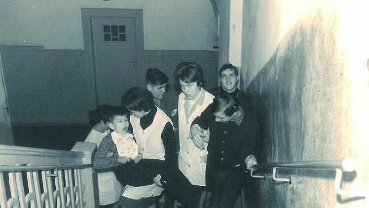 Lange gab's im früheren Waisenhaus am Unteren Kaulberg 30 noch keinen Aufzug. So wurden schwerbehinderte Kinder von den Mitarbeiterinnen die Treppe hochgetragen.  Foto: Archiv Lebenshilfe