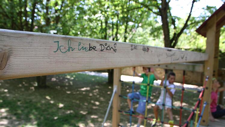 Leider sind viele Spielgeräte beschmiert. Foto: Ralf Ruppert