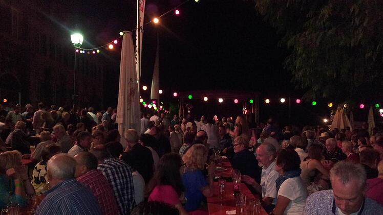 Das Salinenfest war am Samstag bei angenehmen Temperaturen sehr gut besucht, die "Jets" sorgten für Stimmung. Foto: Hubert Zöller