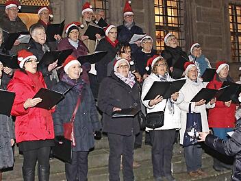 Auch im Freien bringt der Chor den Menschen Freude.