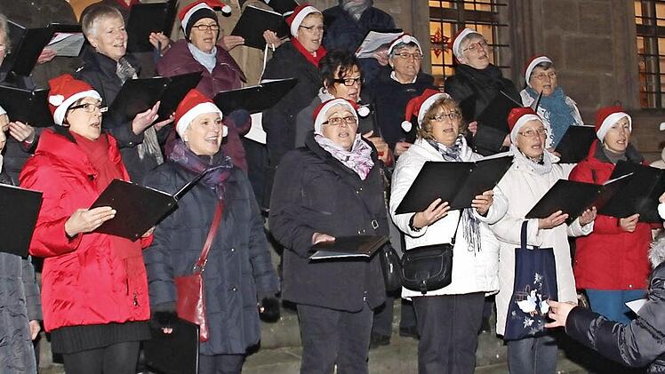 Auch im Freien bringt der Chor den Menschen Freude.