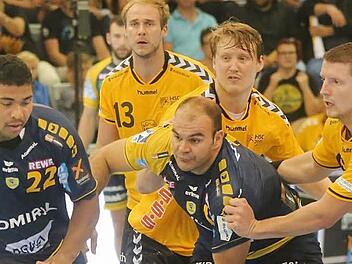Kräftig zupacken müssen die Coburger Handballer auch heute in Gummersbach, um die Angriffe der Hausherren zu unterbinden wie hier (von links) Stefan Lex, Markus Hagelin und Romas Kirveliavicius im Heimspiel gegen die Rhein Neckar Löwen.Timo  Fotos: Geldner