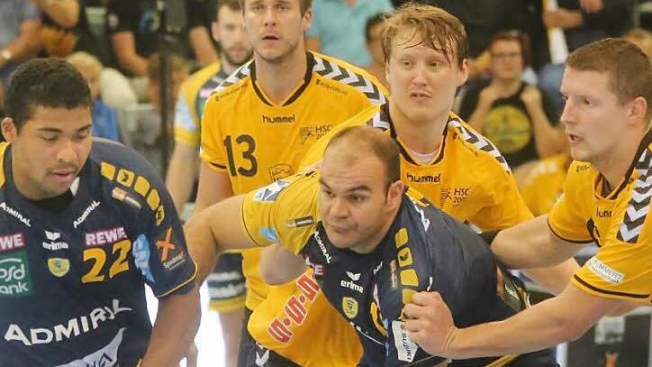 Kräftig zupacken müssen die Coburger Handballer auch heute in Gummersbach, um die Angriffe der Hausherren zu unterbinden wie hier (von links) Stefan Lex, Markus Hagelin und Romas Kirveliavicius im Heimspiel gegen die Rhein Neckar Löwen.Timo  Fotos: Geldner