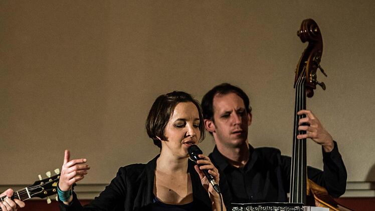 Mit ihrer Band und dem Programm "Jazz it" gastierte die Schlagzeugerin Mareike Wiening im Coburger Contakt.Foto: Jochen Berger