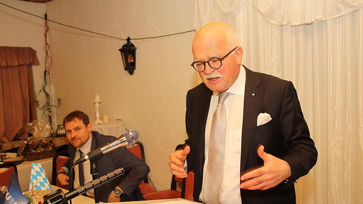Peter Gauweiler,  der zum 1. Niederfüllbacher Forum extra aus München angereist war, forderte bei seinen Ausführungen mehr Mitbestimmung der Basis bei Entscheidungen und deshalb eine Mitgliederbefragung. Foto: Michael Stelzner.