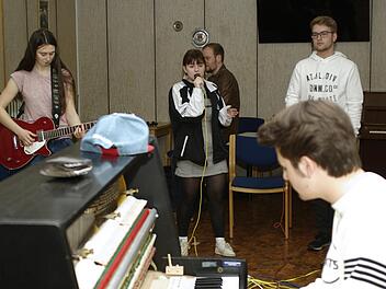 Farah, Lena, Lukas und Tristan spielen sich mit groovigen Reggae-Rhythmen ein. Foto: Winfried Ehling