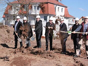 Freuen sich auf die Zusammenarbeit: Peter Schalk (Geschäftsführer Baufirma), Albert Kastner (Architekt), Eric Nagel (Technischer Leiter Barmherzige Brüder), Günther Allinger (Geschäftsführer Barmherzige Brüder), Karsten Fischkal (Bürgermeister Adelsdorf), Peter Hofmann (Bauleiter), Ricky Wimmer (Bewohnervertretung Barmherzige Brüder).  Foto: Karina Brock