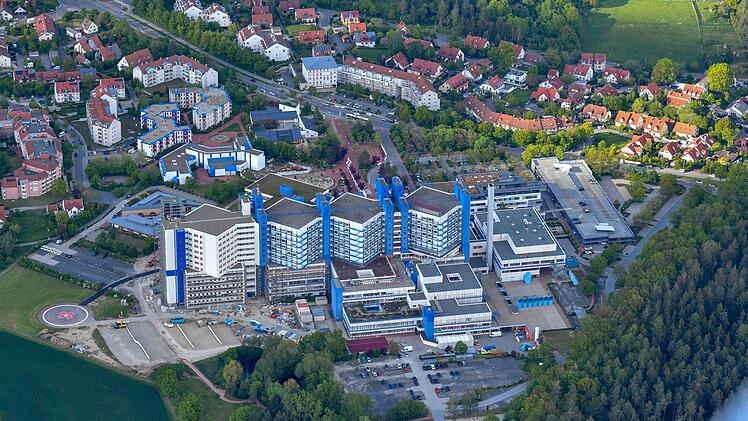 Das Klinikum Bamberg mit dem neuen vierten Bettenturm, der ...  Foto: Ronald Rinklef