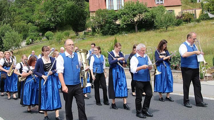 Die Blaskapelle Thundorf war beim Jubiläumswochenende des TSV stark  gefordert. Sie spielte am Sonntagmorgen im Festzelt und marschierte beim  Umzug mit. Foto: Dieter Britz