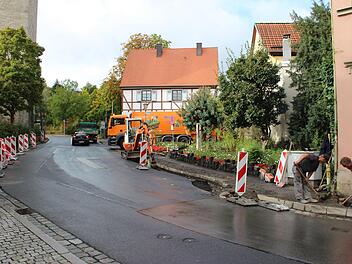 Bis zum Oberen Tor werden in der Münnerstädter Hauptstraße die Gehsteige saniert und die Straßenränder, wo nötig, ausgebessert. Heike Beudert