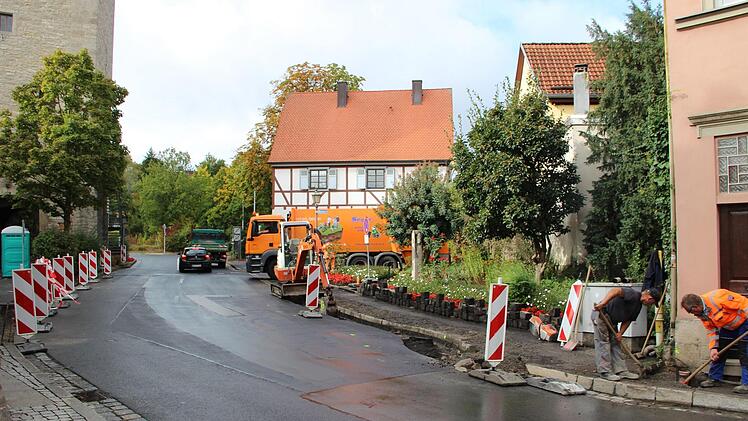 Bis zum Oberen Tor werden in der Münnerstädter Hauptstraße die Gehsteige saniert und die Straßenränder, wo nötig, ausgebessert. Heike Beudert