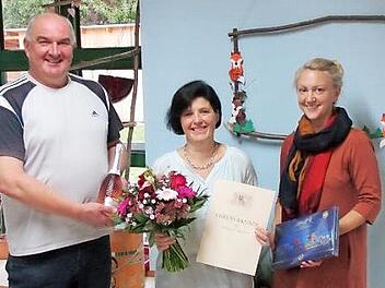 Rudolph Donath von der Kirchenverwaltung Weismain und Kindergartenleiterin Karin Vonbrunn (rechts) dankten Yvonne Weidner f&uuml;r die lanj&auml;hrige Treue. Foto: privat