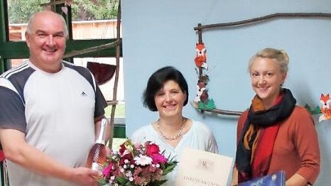 Rudolph Donath von der Kirchenverwaltung Weismain und Kindergartenleiterin Karin Vonbrunn (rechts) dankten Yvonne Weidner f&uuml;r die lanj&auml;hrige Treue. Foto: privat