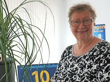 Projektleiterin Viola Raabe präsentiert die Erlanger Stadtgeschenk-Gutscheine. Foto: City-Management
