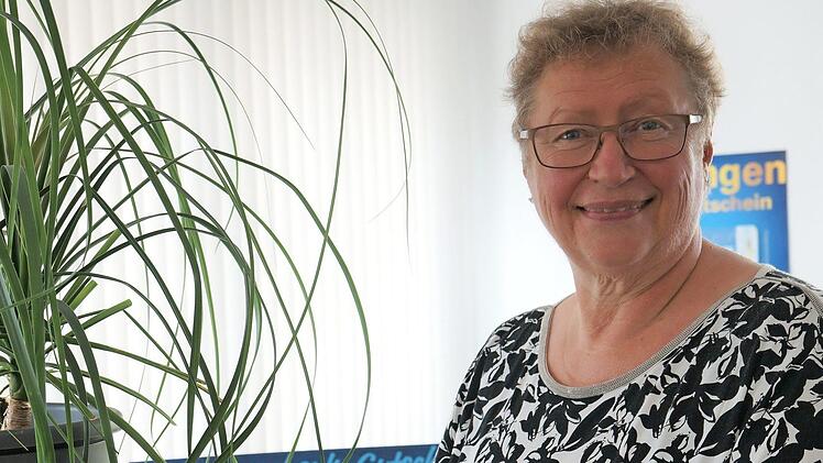 Projektleiterin Viola Raabe präsentiert die Erlanger Stadtgeschenk-Gutscheine. Foto: City-Management