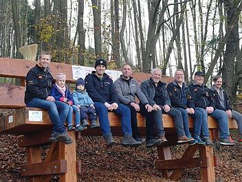 Zum Ausruhen und für noch bessere Aussicht auf Motten hat die Freiwillige Feuerwehr Motten zusammen mit der Schreinerei Belz & Lehmann direkt am Premium-Wanderweg "Der Mottener" oberhalb der Haubenhöfe eine XXL-Bank aufgestellt: (von links) Fabian...