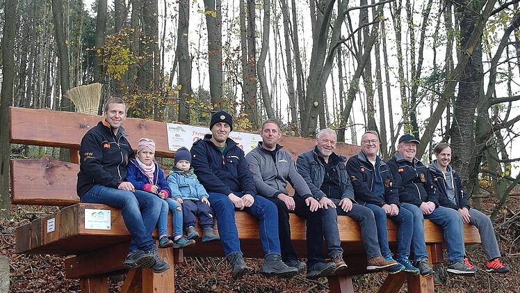 Zum Ausruhen und für noch bessere Aussicht auf Motten hat die Freiwillige Feuerwehr Motten zusammen mit der Schreinerei Belz & Lehmann direkt am Premium-Wanderweg "Der Mottener" oberhalb der Haubenhöfe eine XXL-Bank aufgestellt: (von links) Fabian...