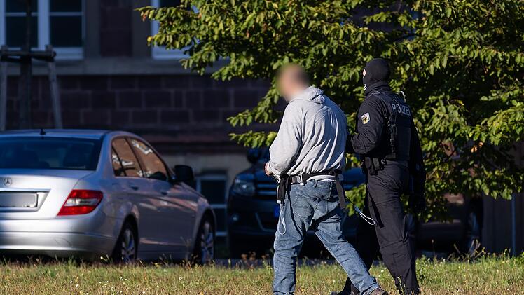 Waffenfund nach Festnahmen in Berlin