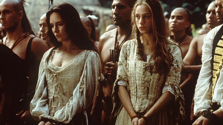Die englischen Schwestern Cora (Madeleine Stowe, links) und Alice Munro (Jodhi May) werden als Gefangene in ein Huronen-Lager gebracht.