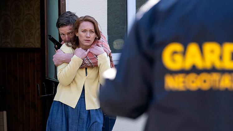 Weil seine Frau Grace (Lucianne McEvoy) ihn verlassen hat, dreht Ronan Doyle (Barry John Kinsella) durch und nimmt sie als Geisel. Und nicht nur sie ...