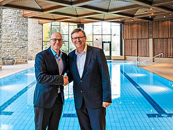 Ab Anfang Oktober gibt es wieder &ouml;ffentliches Schwimmen im Hescuro-Hallenbad. Oberb&uuml;rgermeister Dirk Vogel und Stephan Greb, Vorstand der Hescuro AG (rechts), f&uuml;hren das Angebot fort.Ben Kiesel/Archiv