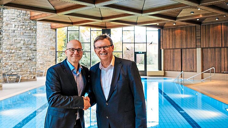 Ab Anfang Oktober gibt es wieder &ouml;ffentliches Schwimmen im Hescuro-Hallenbad. Oberb&uuml;rgermeister Dirk Vogel und Stephan Greb, Vorstand der Hescuro AG (rechts), f&uuml;hren das Angebot fort.Ben Kiesel/Archiv