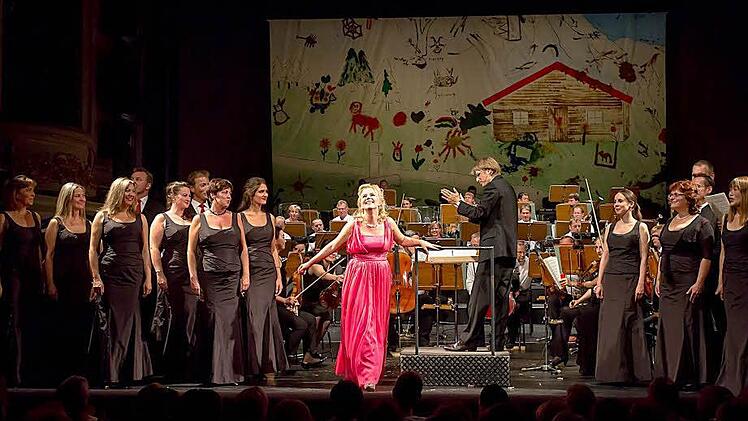 Sofia Kallio (Mitte) und der chor des Landestheaters.