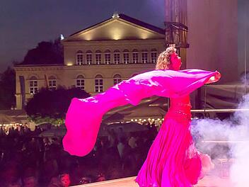 Faszination Schlossplatzfest: Da geht's um viel Genuss, natürlich ums "sehen und gesehen werden" - und um jede menge Show und Musik.  Foto: CT-Archiv/Albert HöchstädterNaheda