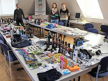 Das sichergestellte Diebesgut füllt zahlreiche Tische bei der Lichtenfelser Polizei. Den Fund präsentieren (von links) Polizeihauptmeister Michael Paul und die Praktikantinnen Mona Dippold und Andrea Lieb. Foto: Polizei Lichtenfels