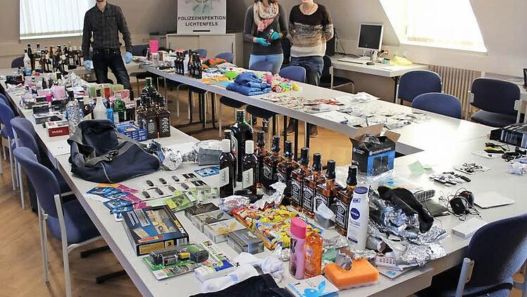 Das sichergestellte Diebesgut füllt zahlreiche Tische bei der Lichtenfelser Polizei. Den Fund präsentieren (von links) Polizeihauptmeister Michael Paul und die Praktikantinnen Mona Dippold und Andrea Lieb. Foto: Polizei Lichtenfels
