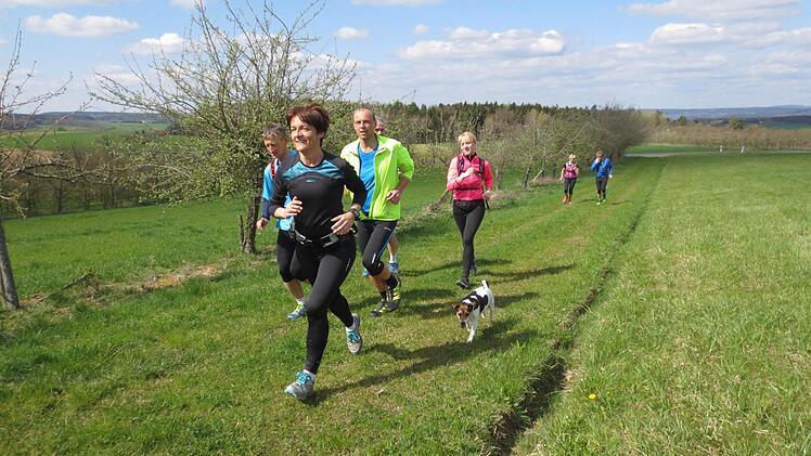 Auf einem Wiesenweg bei Lindenberg. Jutta Kratzel führt die Laufgruppe an. Fotos: Michael Kraus