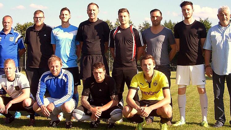 Der FC Marktleugast präsentiert seine Neuzugänge. Stehend, von links: die beiden Spielleiter Thomas Lobenwein und Florian Gäbelein, Steffen Wagner (TSV Presseck), Spielertrainer Ralf-Werner Ohnemüller, Oliver Wagner (SSV Kasendorf), Namik Simsek (TSV Presseck), Manuel Schramm (JFG Oberland), Vorsitzender Klaus Witzgall. Vorne, von links: Stefan Frisch (ATSV Münchberg-Schlegel), Christian Rucker (SV Marienweiher), Thomas Wagner (FC Hohenberg) und Jonas Schramm (JFG Frankenwald). Foto: privat