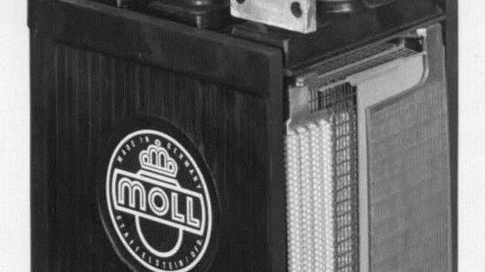 Sechs-Volt-Starterbatterie für Motorräder mit Hartgummischale.